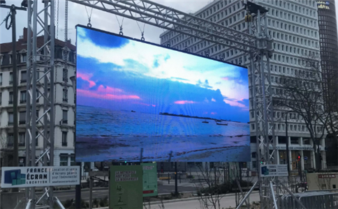 全彩 LED 屏緣何成為戶(hù)外廣告 “新寵”